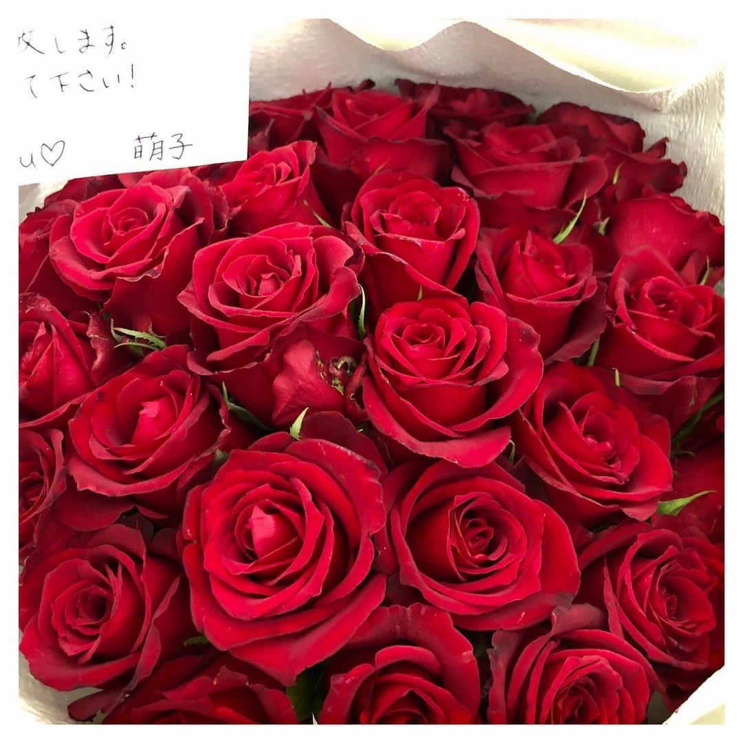 永井葉月さんのインスタグラム写真 - (永井葉月Instagram)「. . Big surprise🥺❤️ Thank you so, so much🌹✨ I thank you from the bottom of my heart. @moekofukuda . 福田萌子さんから サプライズプレゼントが😭💗 こんなにも綺麗で沢山の薔薇の花を いただいたことがなくびっくりして 感動しすぎて言葉が出ません笑。 萌子さんの笑顔や素敵な言葉で いつも励まされています。 私も周りの人を笑顔に出来る 素敵な人になりたいです! 私は私らしく一歩一歩 自分のペースで頑張っていきます✨ 本当に本当にありがとうございます。 萌子さん大好きです☺️💗 . #薔薇 #素敵なプレゼント  #サプライズ #感動 #感謝 #selflove  #幸せ #笑顔 #笑顔が人を幸せにする」5月30日 15時29分 - hazuki815hazuki