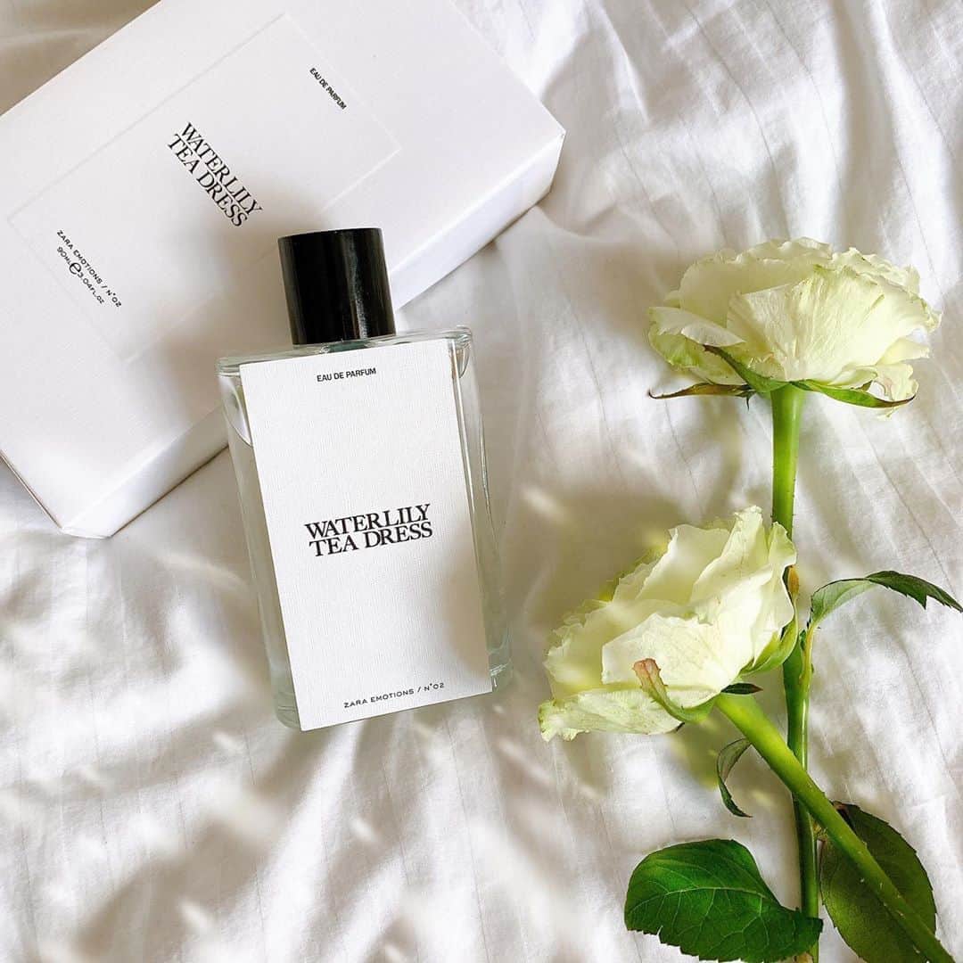 Sayakaのインスタグラム：「* 楽しみにしていたものが届いた💓 WATERLILY TEA  DRESS👗  爽やかなフローラルの香りが これからの季節にもピッタリ🌼🌿 . . . #fragrance #eaudeparfum #zara #joloves #zaraemotions #waterlilyteadress #sayakas_favorite」