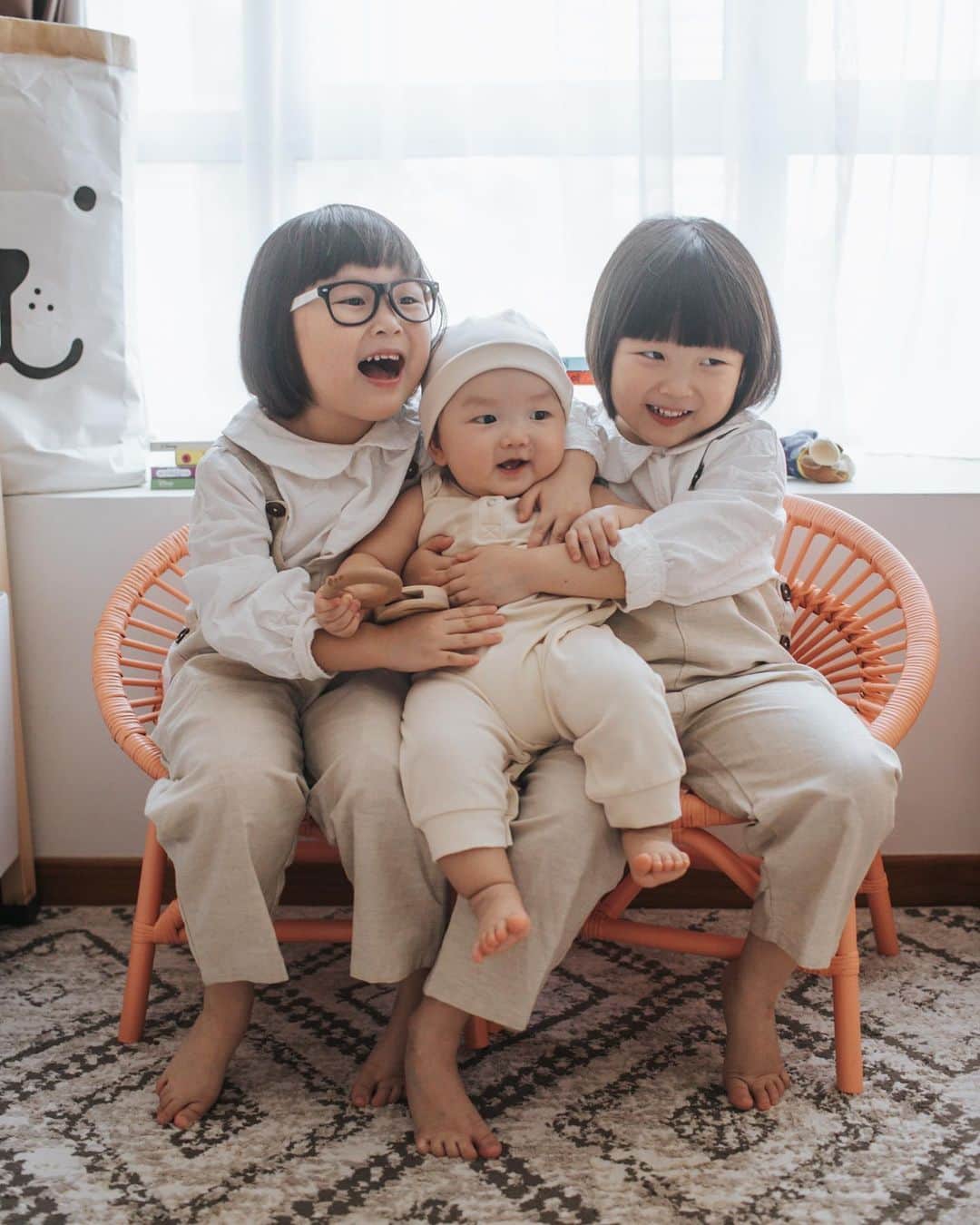 MOMOツインズのインスタグラム：「❤️ 3 peas in a pod.  Girls’ linen jumpsuits and Luke’s organic cotton outfit from @littlehappyhaus」