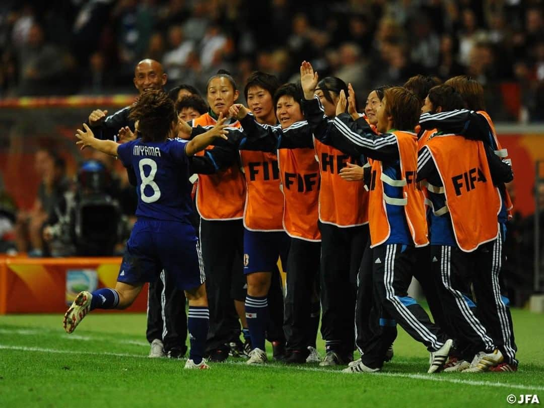 日本サッカー協会さんのインスタグラム写真 - (日本サッカー協会Instagram)「いよいよ今晩18時！今晩の #FIFA女子ワールドカップ2011 決勝再放送を前に、”きっとこの試合がもう一度見たくなる”ような当時のJFAオフィシャル写真を集めました👍✨ ・ この日は、日本のサッカーファンにとって忘れられない1日になりましたよね。キックオフは、日本時間2011年7月18日(月祝)午前3時45分でした。眠気も覚める試合展開、息が詰まるようなPK戦…。 ・ 皆さんはどのように観戦されていましたか？😌 #なでしこジャパン が世界一を手にした歴史的瞬間をもう一度みんなで共有しましょう😆🙌 ・ FIFA女子ワールドカップ2011決勝 日本vsアメリカ 5月30日(土) 午後6:00～ NHK#BS1 ・ #jfa #daihyo #nadeshiko #TimeToFly2023 #女子サッカー」5月30日 15時25分 - japanfootballassociation