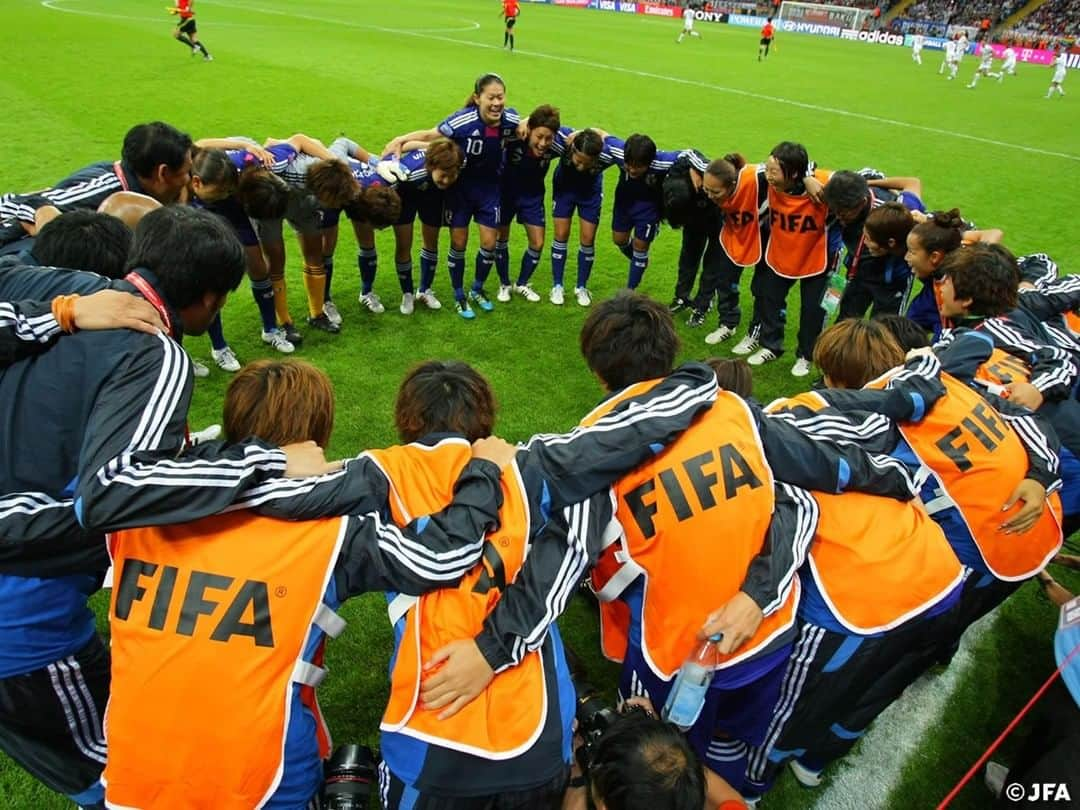 日本サッカー協会さんのインスタグラム写真 - (日本サッカー協会Instagram)「いよいよ今晩18時！今晩の #FIFA女子ワールドカップ2011 決勝再放送を前に、”きっとこの試合がもう一度見たくなる”ような当時のJFAオフィシャル写真を集めました👍✨ ・ この日は、日本のサッカーファンにとって忘れられない1日になりましたよね。キックオフは、日本時間2011年7月18日(月祝)午前3時45分でした。眠気も覚める試合展開、息が詰まるようなPK戦…。 ・ 皆さんはどのように観戦されていましたか？😌 #なでしこジャパン が世界一を手にした歴史的瞬間をもう一度みんなで共有しましょう😆🙌 ・ FIFA女子ワールドカップ2011決勝 日本vsアメリカ 5月30日(土) 午後6:00～ NHK#BS1 ・ #jfa #daihyo #nadeshiko #TimeToFly2023 #女子サッカー」5月30日 15時25分 - japanfootballassociation