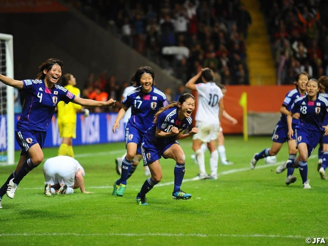 日本サッカー協会さんのインスタグラム写真 - (日本サッカー協会Instagram)「いよいよ今晩18時！今晩の #FIFA女子ワールドカップ2011 決勝再放送を前に、”きっとこの試合がもう一度見たくなる”ような当時のJFAオフィシャル写真を集めました👍✨ ・ この日は、日本のサッカーファンにとって忘れられない1日になりましたよね。キックオフは、日本時間2011年7月18日(月祝)午前3時45分でした。眠気も覚める試合展開、息が詰まるようなPK戦…。 ・ 皆さんはどのように観戦されていましたか？😌 #なでしこジャパン が世界一を手にした歴史的瞬間をもう一度みんなで共有しましょう😆🙌 ・ FIFA女子ワールドカップ2011決勝 日本vsアメリカ 5月30日(土) 午後6:00～ NHK#BS1 ・ #jfa #daihyo #nadeshiko #TimeToFly2023 #女子サッカー」5月30日 15時25分 - japanfootballassociation