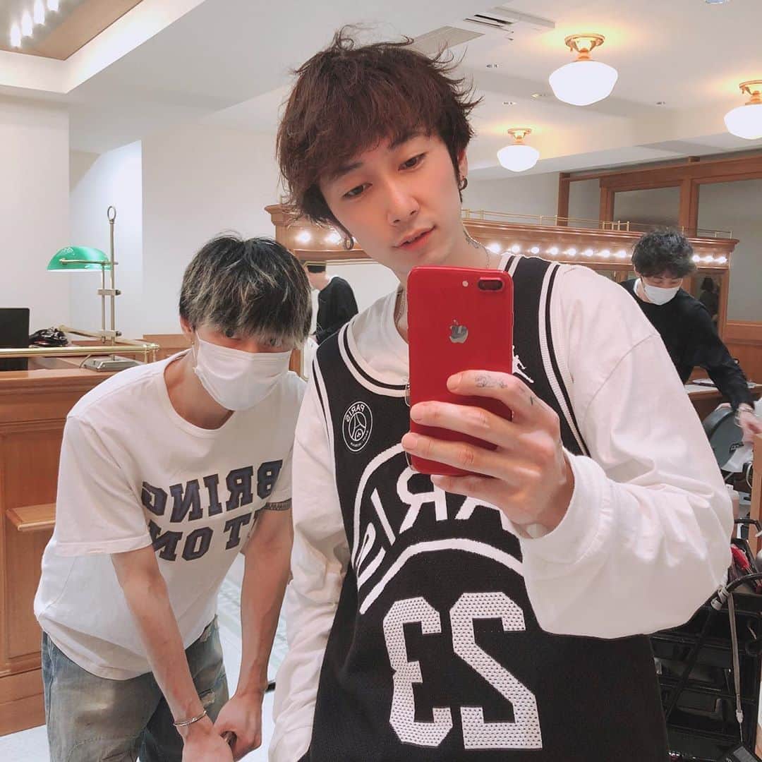 加藤 聖也のインスタグラム：「. いつもありがとう〜！ 前髪短くして視界良好👀✨ 塁、顔小さすぎてほぼマスク😩笑 #Hair #Haircut #fashion #TrailbyROVER #イケメン美容師 #樋口塁」
