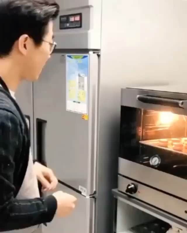 波多野結衣のインスタグラム：「🤦🏻‍♂️😕」