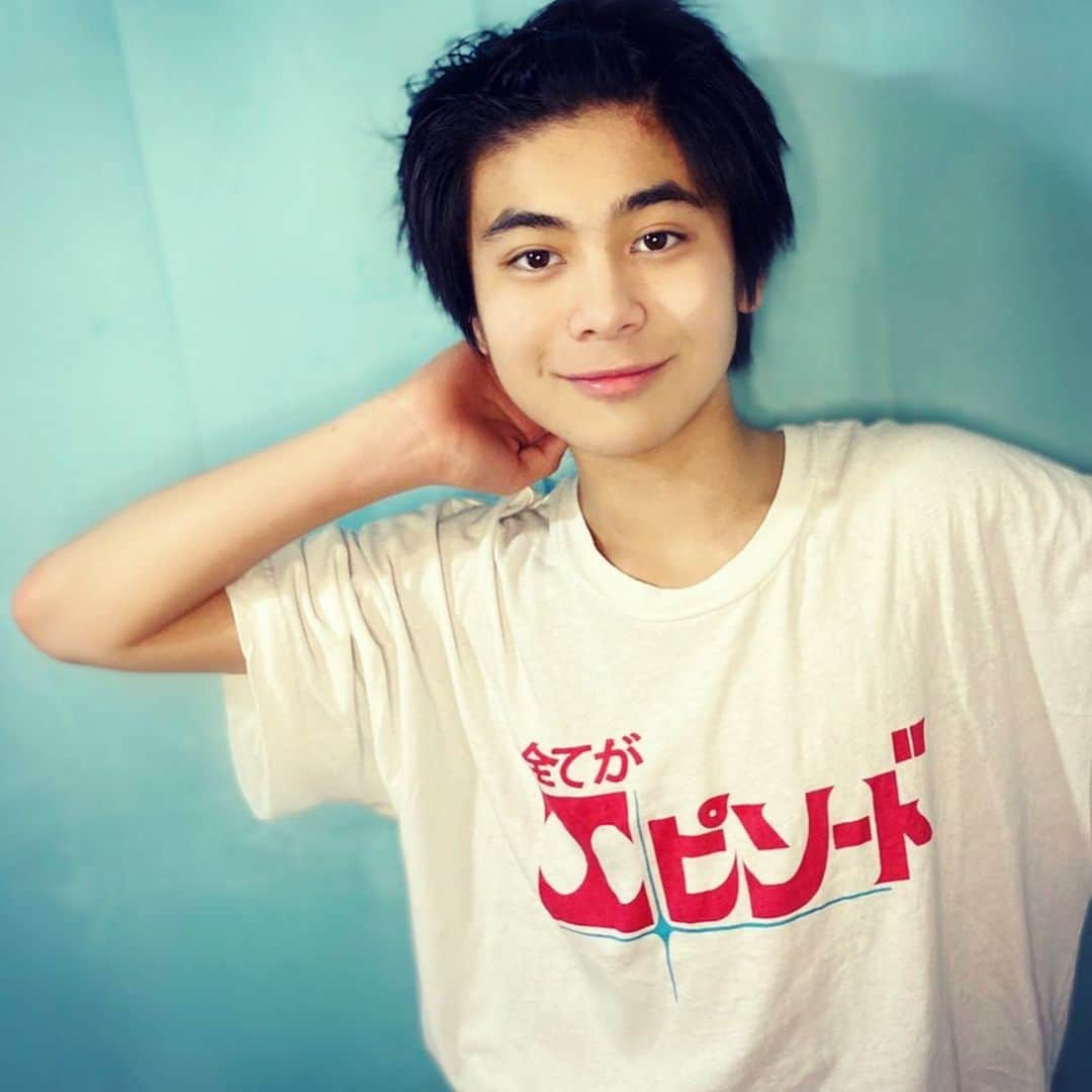 ひゅうがのインスタグラム：「前髪が伸びてきたので、 結んでみました！！涼しい！！ 最近のMy favorite T-shirtを着て、 スターウォーズをエピソード1から観るべきか、 エピソード4から観るべきか、 はたまた今までの自分のエピソードを 振り返るべきか、、、 うーむ、悩みどころです！  #吉田日向 #hyugayoshida #Tシャツ #outfit #hyudinate」