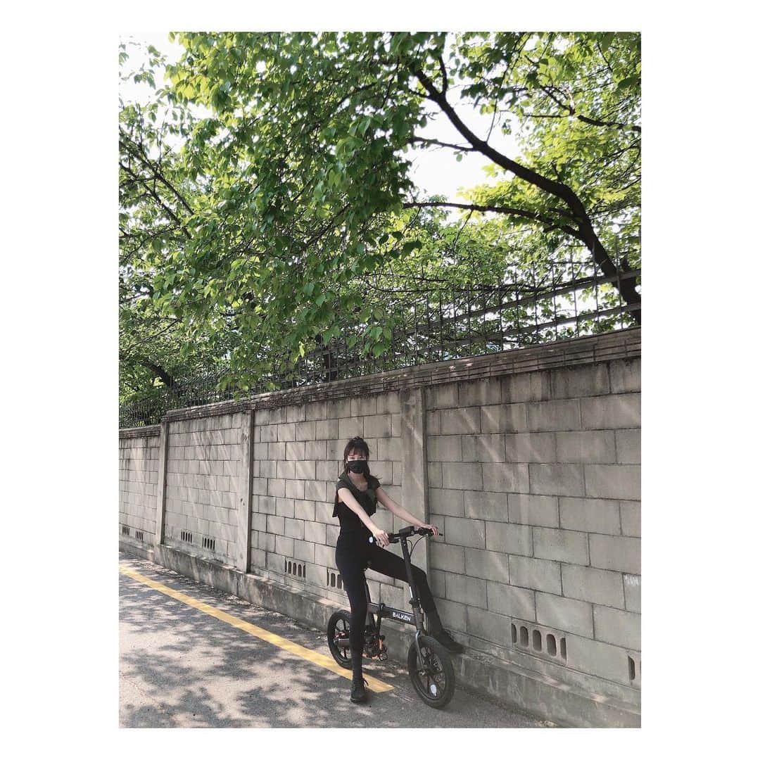 チョン・ユジンのインスタグラム：「요즘 나의 교통수단 💞#동네한바퀴 #협찬 #발켄 #balken #발켄전기자전거 💙 덥다 더워😂 (안전하게 마스크, 촬영도 안전하게!)」