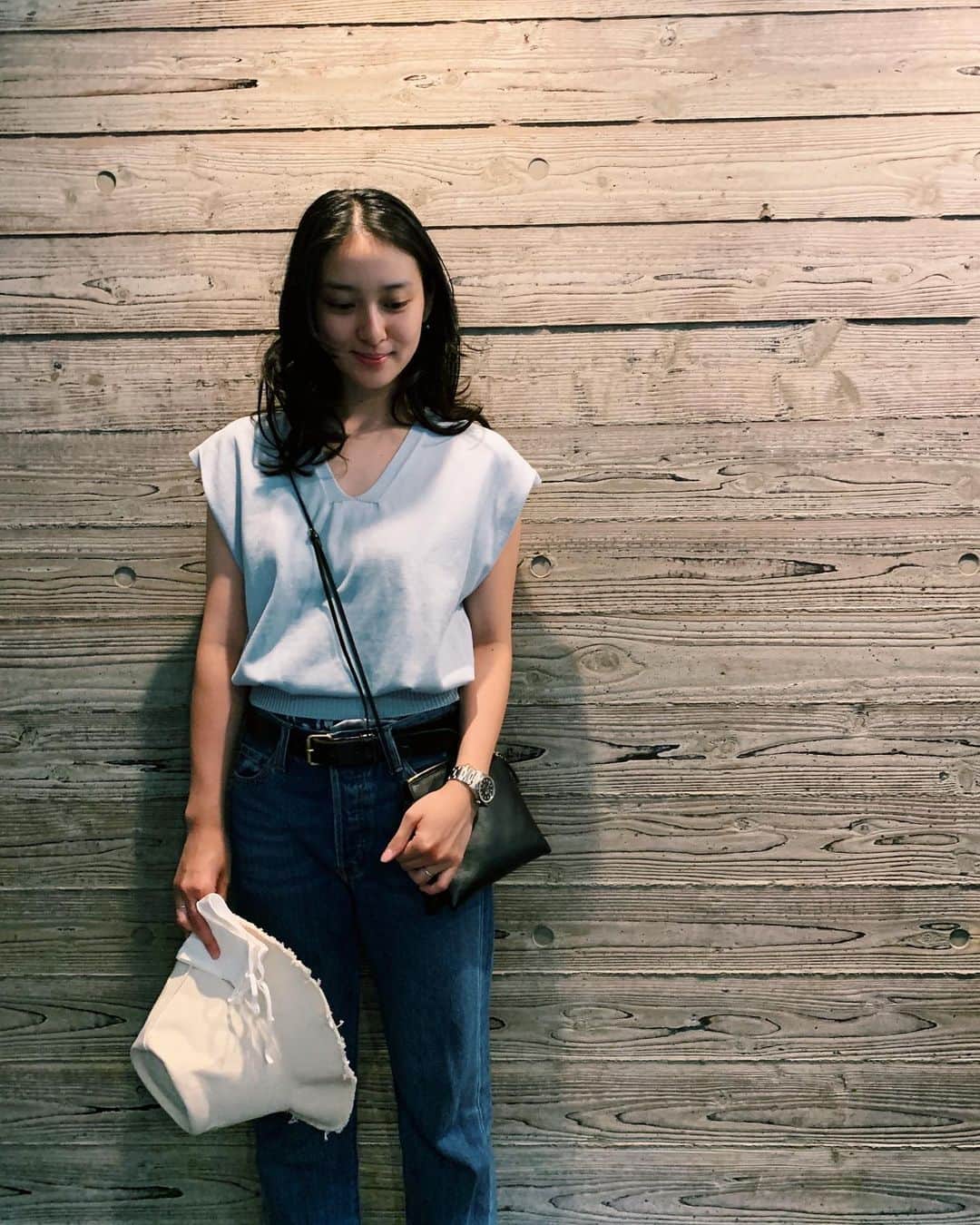 のインスタグラム：「ブルー×ブルーでさらっと夏気分🚲🌳数年前に行ったハワイで見つけた白いハットは毎年 夏の定番アイテム化してる。」