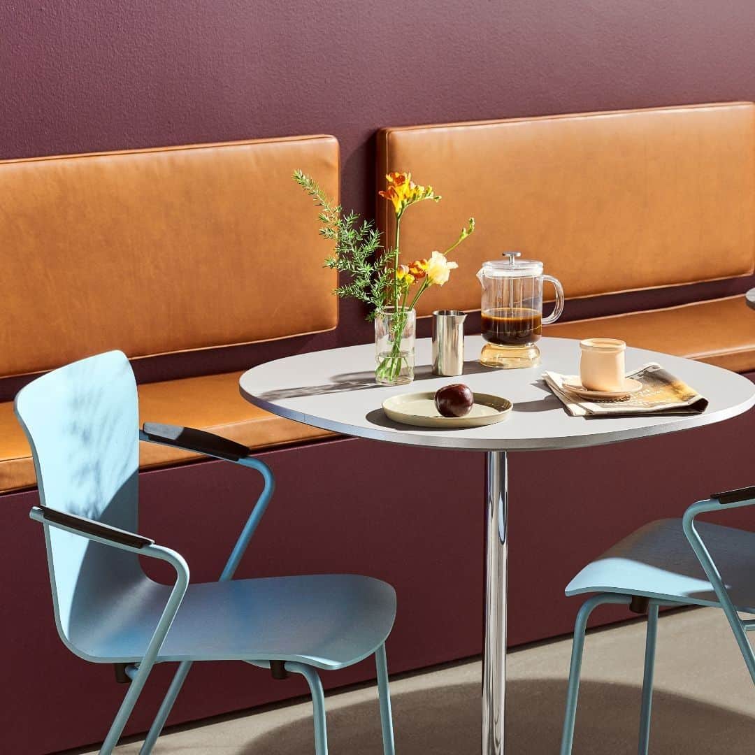 フリッツハンセンさんのインスタグラム写真 - (フリッツハンセンInstagram)「Vico Duo & Circular cafe seating make dining chic at home or away  Explore more via link in bio  #fritzhansen #vicoduochair #vicomagestretti #circulartable #arnejacobsen #chairs #designchair #table #tabledecor #tabledesign #프리츠한센 #フリッツハンセン」5月30日 16時00分 - fritzhansen