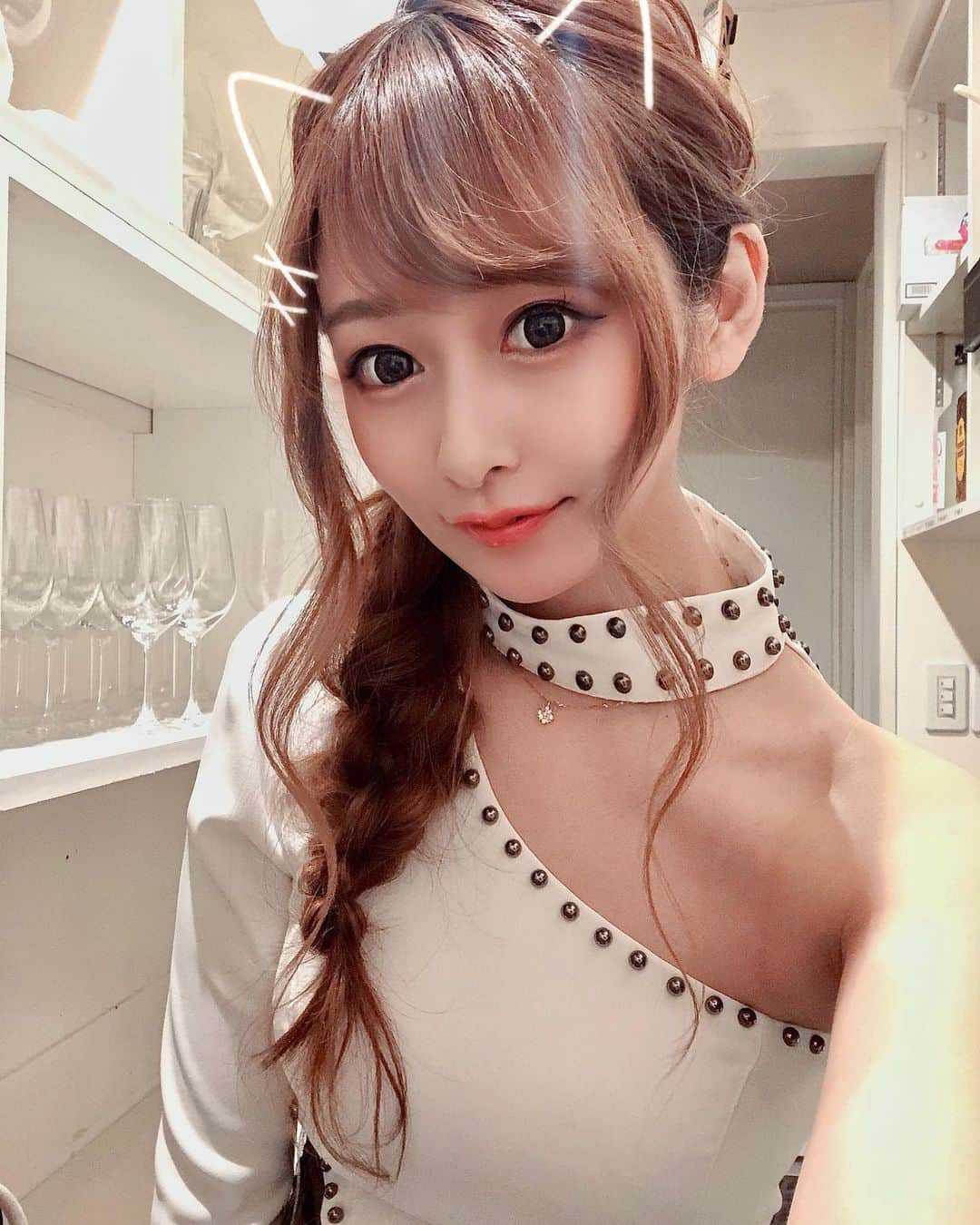 COCOのインスタグラム：「お酒がこわいー🤪🥺 しばらくお酒自粛しながら、お仕事がんばります🧸❤️ ⚠️与えるなキケン⚠️ ・ マツエクつけたいよーう。 ・ #アルコール #自粛営業 #アニメ #だいすき #オタク #キャバ #キャバクラ #キャバ嬢 #ホステス #ニュークラ #ニュークラ嬢 #ヘアアレンジ  #ぶりっこ #すすきの #歌舞伎町 #六本木 #中洲 #ミナミ #北新地 #instagood #follow #l4l #selfie #ベルベ #ここぷー」