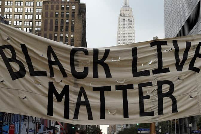 イマン・ハマンさんのインスタグラム写真 - (イマン・ハマンInstagram)「I am soooo sad and Angry!!! the news in America is breaking my heart. the history of racism and brutality is unlike anything I’ve seen. and it has to change. we have to stand together — everyone, from everywhere, of every age — and demand justice and equality. text FLOYD to 55156 and sign the petition to get all FOUR officers who killed #GeorgeFloyd arrested and charged with murder. stay outraged. spread love. Link in bio!」5月30日 21時45分 - imaanhammam