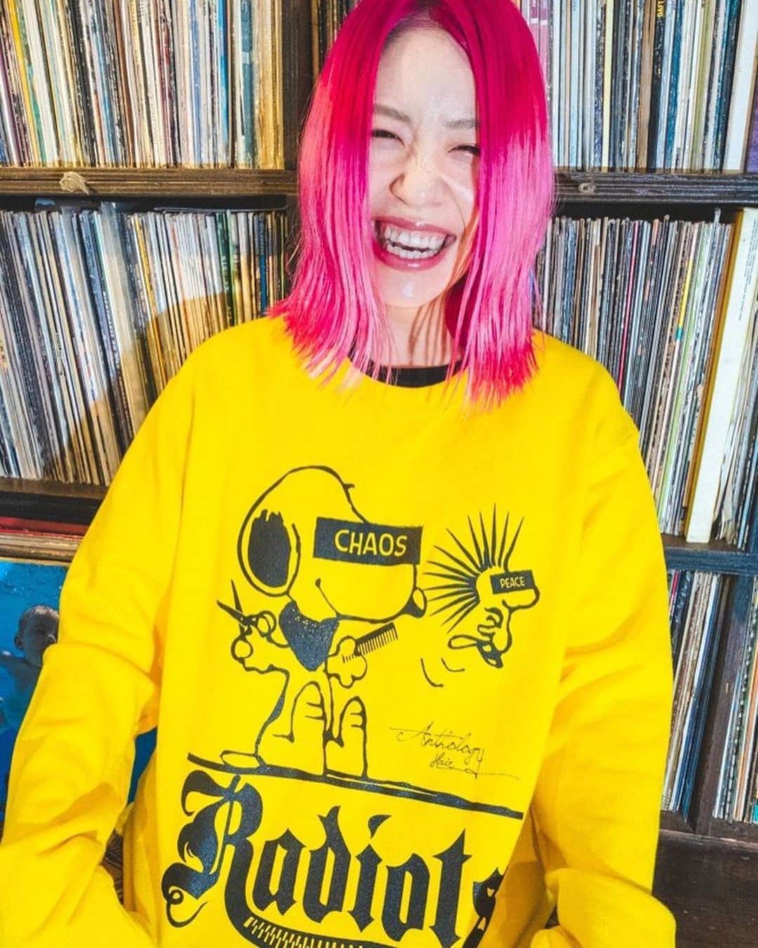 あやぺたのインスタグラム：「やっとやっとやっと ピンク髪、復活🙏 マイサワさん(@anthologyhair)いつもありがとうございます！！ あ、このスウェットとTシャツはアンソロジーヘアーの10周年グッズ！👍 RADIOTSとコラボ！👍 #ピンクヘアー」