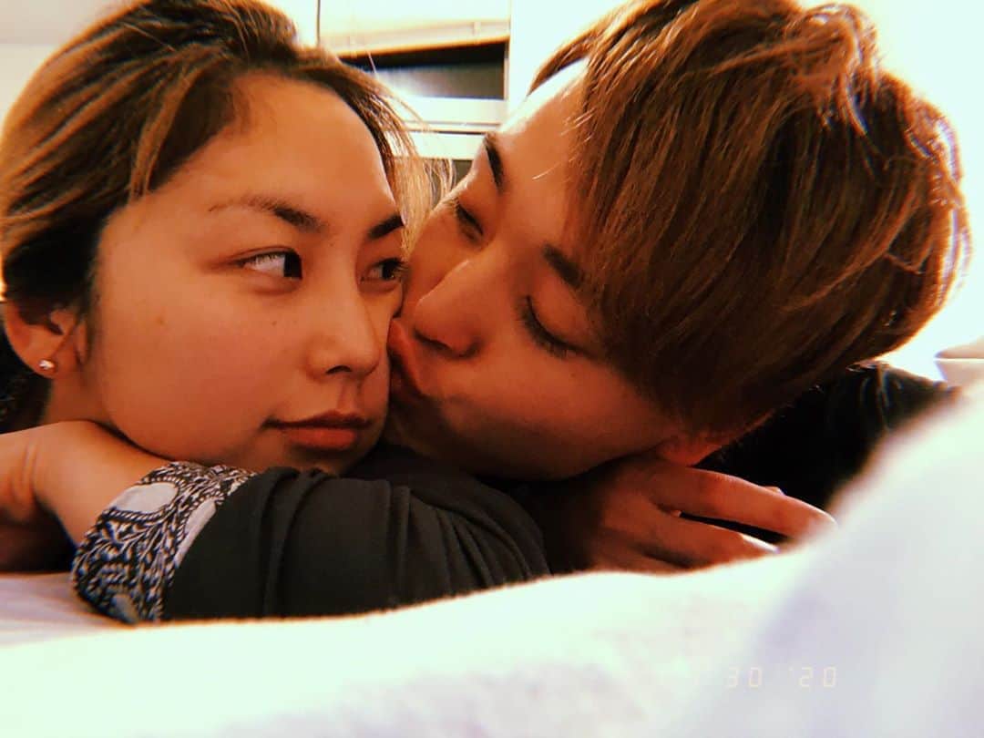 尾島知佳のインスタグラム：「年上彼女👫🏼年下彼氏 どっちが年上に見えますか！？笑 . . #年下彼氏年上彼女 #カップル #カップルフォト #どっちがどっち #平和な日常」