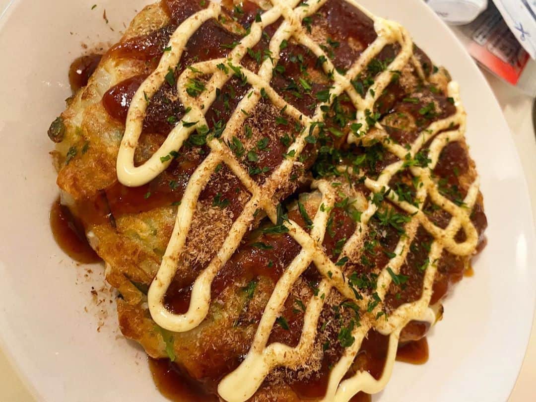 仮谷せいらのインスタグラム：「今日のお昼ご飯はお好み焼き定食🍚🍴 キャベツが無かったから 新玉ねぎと豆苗で🌱 山芋はたっっっっぷりです🙆‍♀️」