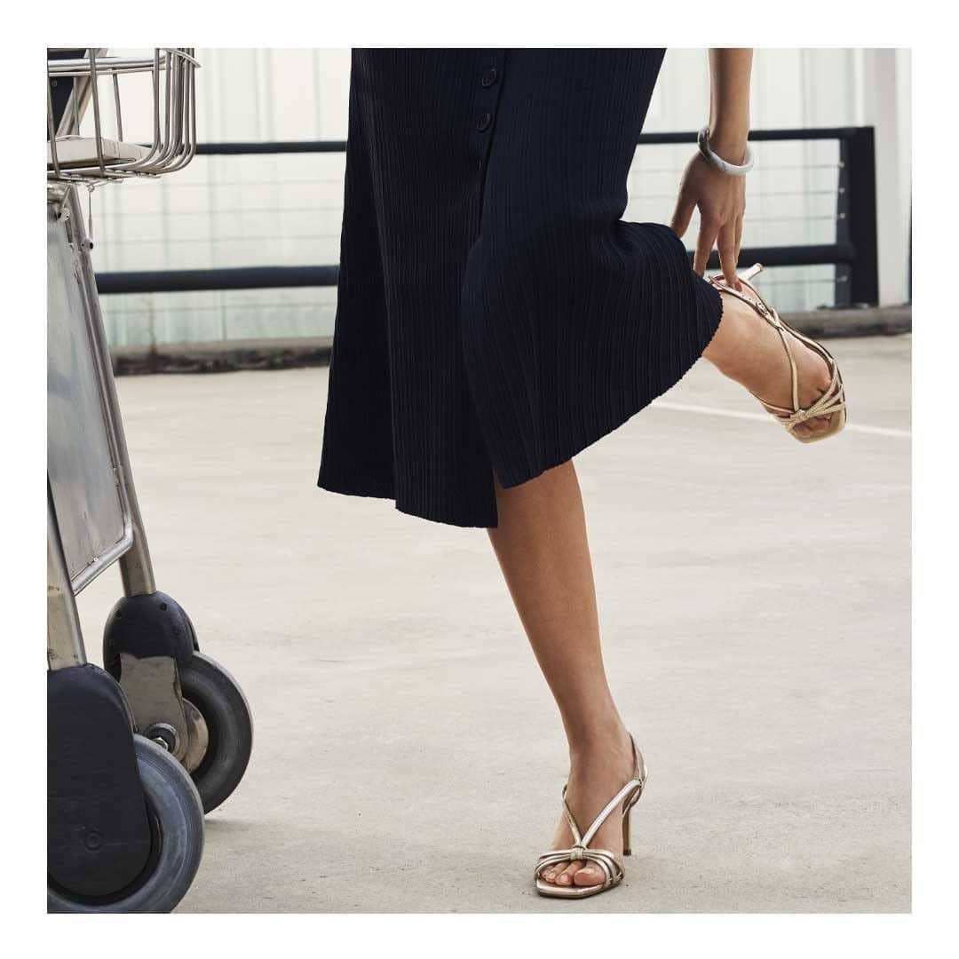 クローディピエルロさんのインスタグラム写真 - (クローディピエルロInstagram)「Les talons parfaits pour cet été. The perfect heels for this summer. #ShoesForSummer #NewCollection #ClaudiePierlot」5月30日 16時30分 - claudiepierlot