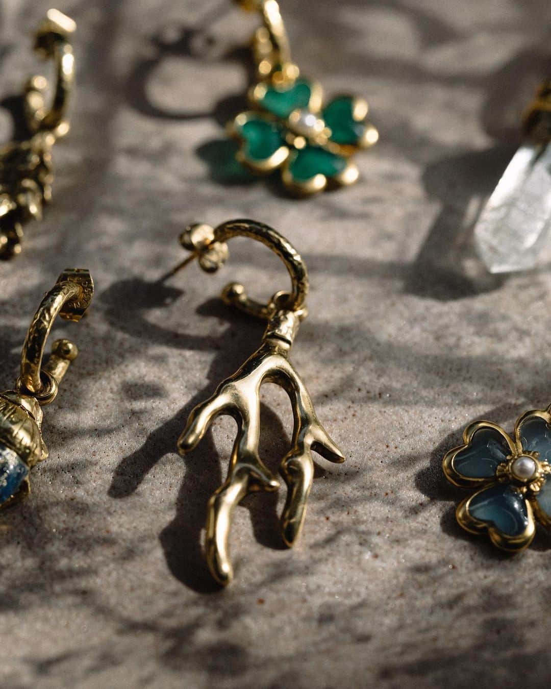 のインスタグラム：「Twelve earrings to wear individually or to match at will. The new chains, pendants and TALISMAN earrings are now available on our e-shop and in our boutique 416 rue Saint-Honoré 75008 Paris. . You can contact us by phone or email for any enquiries: +33 (0)7 84 24 20 81 boutique.sthonore@goossens-paris.fr . . #📷 by @alix.marnat」