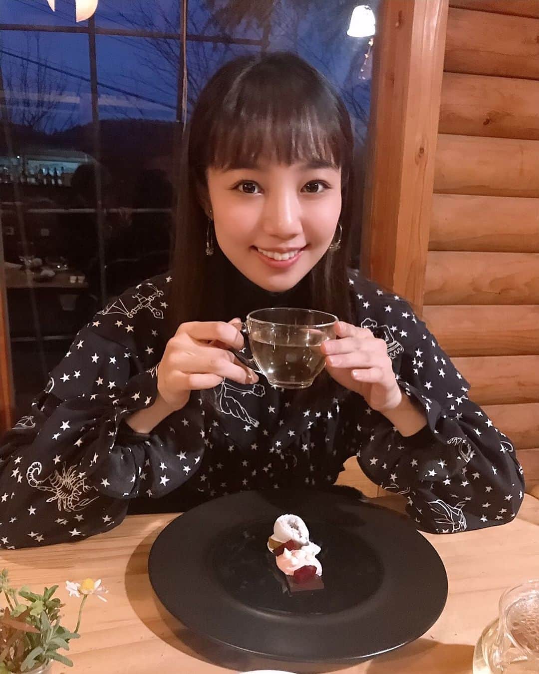 のインスタグラム：「昨日配信スタートになった #Oursongforyou を沢山の方にご覧頂けてとっても嬉しいです😭✨温かいメッセージもありがとうございます！！！﻿ ﻿ 本日の午後６時〜、エフエム宮崎さんのラジオ番組に電話出演させて頂きます😃久しぶりのラジオ出演でドキドキ…💦お聴き頂けたら嬉しいです💕﻿ ﻿ Drink Up Kirishima! POCKY の SUPER RADIO CLUB | エフエム宮崎 | ﻿ 2020/05/30/土 | 18:00-18:55﻿ ﻿ ﻿ #写真は﻿ #今冬に訪れた素敵なお店にて﻿ #teatime ☕️💕﻿ #佐賀県﻿ #ミツセファーム﻿ #プロバンスの丘 🌿✨﻿ #また行きたいなー‼︎‼︎」