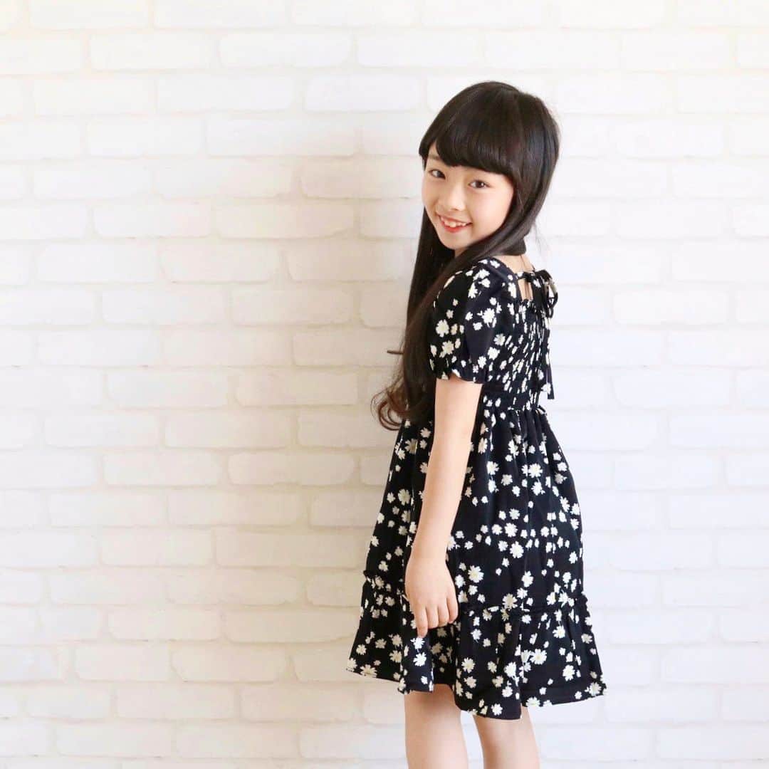 Akiのインスタグラム：「5/30 ・ 最近の娘👧🏻 ・ タイムカプセル作りにハマっています← ・ ・ 将来の夢を書いた紙をペットボトルに入れて ・ 18歳になったら その職業に就けているか 確認するんだって☺️ ・ ・ 娘の夢は ずっと変わらず ・ ヘアメイクさん💄 ・ ・ 娘もいつか家を出るのかなとふと思い 聞いてみた ・ 👩🏻「大きくなったら一人暮らしするの？」 👧🏻「さきちゃんは一人暮らししないよ。」 👩🏻「なんで？」 ・ ・ 👧🏻「パパとママの事が恋しくなっちゃうから。」 ・ ・ なんだよもう 愛おしいな😌 ・ ・ ・  @smilekids888 さんのワンピース👗 ・ 今年この柄流行ってるよね🌼 これ1枚で可愛くなれちゃう オススメの1着🥰 ・ ・ 今日21時から 新作＆再入荷商品 販売スタート♡ ・ ▷▷▷ @smilekids888 ・ ・ ・ ・」