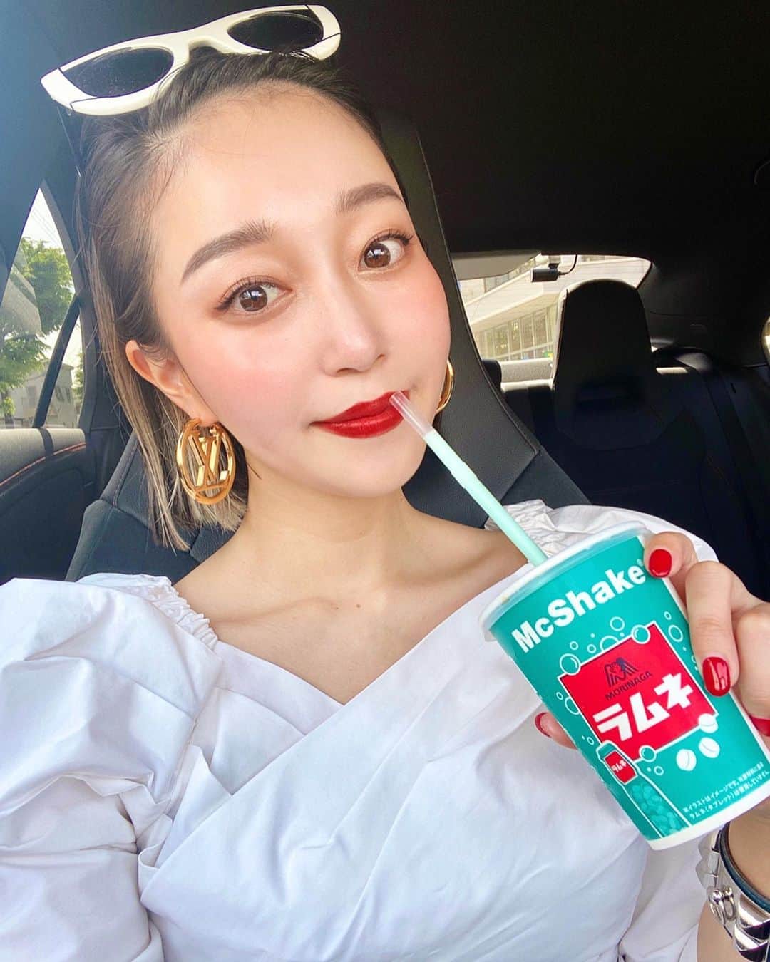 のインスタグラム：「お昼は久しぶりの撮影！！！ 帰りにマックシェイク買ったよん💙 完全パッケージに惹かれたやつ🥺 そして先週久しぶりに @lalastyprivatesalon で フェイシャルとボディ受けれて お肌潤ってつやつやに🤍 やっぱ定期的なエステ大切だね🤍 #マックシェイク #ラムネ#ジャケ買い #エステ#美肌#美白 #艶肌#エステサロン#堀江」