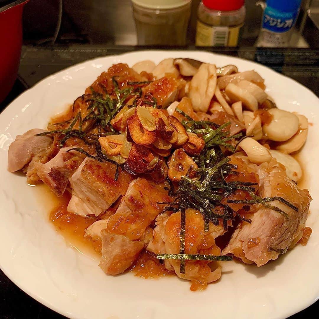 長江里加さんのインスタグラム写真 - (長江里加Instagram)「#りかちまる飯 暖かくなってきましたね！ そろそろ素麺や冷やし中華が食べたくなるんだろうな〜😋 よーいどん！ 。 ❶ガーリックチキンソテー(梅ソース) エリンギを空焼きしたフライパンで たっぷりのガーリックをジュージュー焼いて チキンに焼き目をつけます。 ｛梅干、めんつゆ、みりん、水｝ をいい感じに入れて、 弱火で煮込みます〜🤗 このソースはインスタで見つけました！ 刻み海苔とカリカリにしたガーリックをのせたら完成！ 。 ❷トマトソース ｛玉ねぎ、トマト缶、ツナ缶、コンソメ、塩胡椒｝ この材料で作ります😋 ・フォカッチャ、チャチャチャ、 ・スパゲッティーニ ツナと玉ねぎって最高の組み合わせだと思う。 。 ❸フレンチトースト 古くなったフランスパンで王道フレンチトースト🤩 蜂蜜が入ってるのでめちゃ甘いです。 いつもならメープルシロップかけるけど我慢した。 。 ❹はんぺんたまごやき はんぺんにチーズと生ハムを挟んで 卵焼きにしたよ！ かわいい、、、 はんぺん作った人天才だなぁ。 。 ❺おつまみ チーズと生ハムさいこう。 。 というわけで！ 運動しなければ😅」5月30日 16時32分 - o_rikachi_o