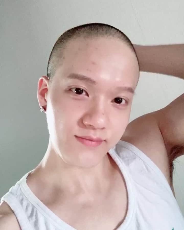 プニエル のインスタグラム：「I think my hair is shorter than the members in the army 🤪 shaved my head again ! Actually it’s been a few weeks but just wanted to let you guys know :) 군대 간 멤버들 보다 내 머리가 더 짧은것같아 🤪 다시 빡빡이 됨 ! 사실 몇주 됐지만 그냥 알려주고싶었어요 :)」