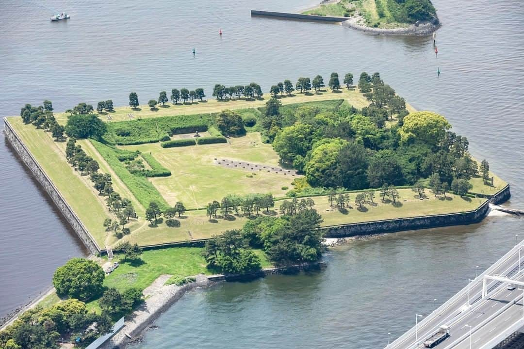 東京都庁広報課さんのインスタグラム写真 - (東京都庁広報課Instagram)「「台場公園 Daiba Park(2020.5.13撮影)」最寄り駅：お台場海浜公園駅 　#品川第三台場跡 #ゆりかもめ #お台場ビーチ  #お台場　#東京湾　#港区　#レインボーブリッジ　 #tokyotokyo #tokyogram #moodygrams #jp_gallery #ptk_japan #gdayjapan #realtokyo #beautifuldestinations #tokyojapan #instatokyo #loves_nippon #phos_japan #bestjapanpics #cooljapan #japan_of_insta #photo_jpn #illgrammers　 #景色 #東京 #Tokyo #东京 #도쿄 #tokyogood」5月30日 17時05分 - tocho_koho_official