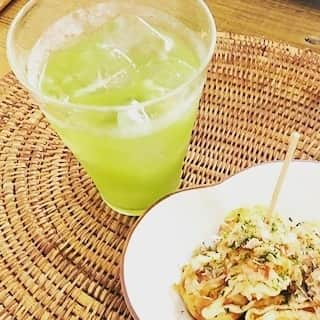 株式会社ルピシアさんのインスタグラム写真 - (株式会社ルピシアInstagram)「【今日の一杯】  今日の一杯は、玄米の香ばしさに重なるフレッシュな新茶の味わい、まろやかな甘みも楽しめる、抹茶入り玄米新茶。  濃いめにいれたお茶で焼酎を割った、大人の一杯を楽しみます。 玄米の甘み、新茶の爽やかさは、お酒との相性も抜群❗  今日のお供は、お茶と共におうち時間を楽しめるたこ焼き。 ソースの風味を新茶が爽やかにしてくれ、後味に心地よい香ばしさを残してくれます。 もちろん、アルコール無しでも楽しんでいただけるので、ファミリーでお試しください。  #ルピシア #ルピシア今日の一杯 #LUPICIA #lupiciatoday #新茶 #お茶とお酒 #enjoyhome」5月30日 17時05分 - lupicia_japan