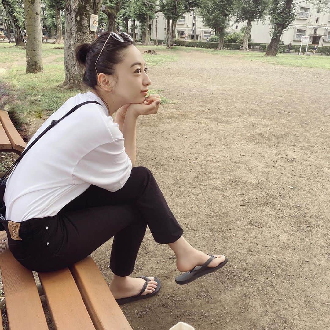 井元麻帆のインスタグラム：「スーパーなんてことないスタイル。ユニクロ大先生と @toteme のデニムとビーサン😉🌼 #ご近所散歩の日は #色つきの日焼け止めと #three のオリーブ色のアイブロウ #vintorte  のブロンズをまぶた上下にぺっぺっと塗って #celvoke のレンガ色の🧱リップで完成」
