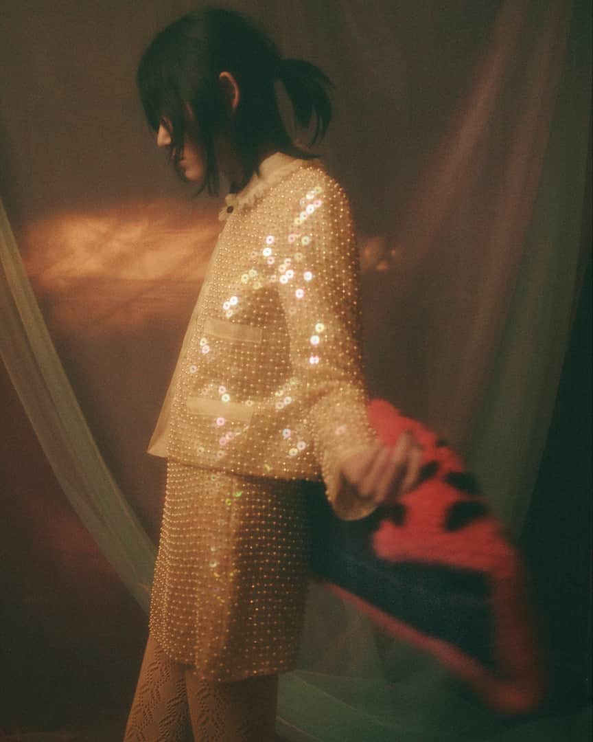 Miu Miuさんのインスタグラム写真 - (Miu MiuInstagram)「Miu Miu Automne 2020.⠀ ⠀ The spirit of the new #MiuMiu girl, both ordinary and extraordinary.⠀ ⠀ Discover the #MiuMiuAutomne20 campaign via link in bio.  Art direction and styling by @kegrand⠀ Photography by #DouglasIrvine (@dougiesdiary)」5月30日 17時00分 - miumiu