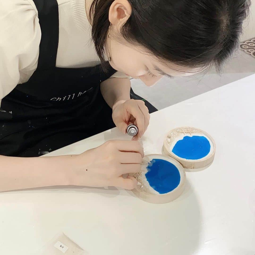 ガヨン さんのインスタグラム写真 - (ガヨン Instagram)「날씨가 여름 같아서 오션코스터 만들기💙 내가 만들었지만 진짜 너무 예쁨🤭 : 오션코스터 만들어 보고 싶은 분들은 #칠하다아트스튜디오 에 가시면 예쁜 선생님이 친절하게 알려주실 거예요🧚🏻‍♀️ 온라인 강의도 있으니 문의는 @chill_hada 요기루~ / / #아트스튜디오칠하다 #chill하다 #취미미술 #원데이클래스 #강남취미미술 #청담취미미술 #취미 #선물 #공예 #핸드메이드#티코스터 #resin #머스트레진 #resinart #diy #집에서혼자놀기 #집콕」5月30日 17時01分 - gy._.1202