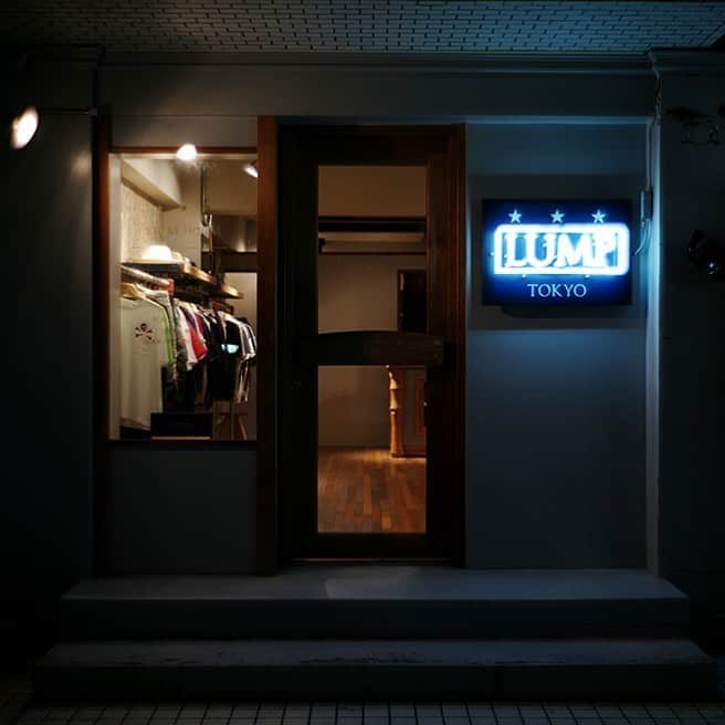 のインスタグラム：「日頃よりLUMP TOKYOをご愛顧いただき誠にありがとうございます。﻿ ﻿ 新型コロナウイルス感染拡大防止のため臨時休業とさせていただいておりましたが、下記日程より営業を再開いたします。﻿ ﻿ ■6/1 (月) より﻿ (12:00-19:00 の通常営業)﻿ ﻿ ※お客様へのお願い﻿ ・マスクの着用をお願いいたします。﻿ ・設置の消毒液にて手指の消毒をお願いいたします。﻿ ・発熱、咳など体調不良の場合はご来店をお控えください。﻿ ・状況により入店人数や滞在時間を制限させていただく可能性がございます。﻿ ﻿ ※店舗での対応﻿ ・スタッフはマスクを着用いたします。﻿ ・検温、こまめな手指の洗浄・消毒を実施いたします。﻿ ・店内は換気、清掃・除菌を実施いたします。﻿ ﻿ ※今後も状況次第で営業日程を変更させていただく可能性がございます。﻿ ﻿ 臨時休業につきましてお客様に大変ご不便をお掛けいたしましたことをお詫び申し上げますとともに、皆様からご理解を賜りましたことに感謝申し上げます。﻿ ﻿ 安心してご来店いただける環境づくりを目指し、細心の注意を払い営業してまいりますので、ご協力を賜わりますよう宜しくお願い申し上げます。﻿ ﻿ LUMP SENDAI( 022-716-8570 )﻿ ⇒ 短縮営業中(12:00-19:00)﻿ ﻿ WHIZ LIMITED ONLINE STORE﻿ ⇒ 通常営業中﻿ ﻿ LUMP ZOZO﻿ ⇒ 通常営業中﻿ ﻿ ※WHIZ LIMITED ONLINE STOREでは現在全国送料無料対応を実施しております。﻿ ※今後の状況によっては出荷業務に多少の遅れなどが発生する可能性もございます。﻿ 何卒ご理解ご了承いただきますようお願いいたします。﻿ ﻿ 新型コロナウイルス感染症に罹患された皆様および関係者の皆様に心よりお見舞い申し上げます。﻿ また、医療機関、行政機関をはじめ感染拡大防止にご尽力されている皆様に深く感謝申し上げます。﻿ ﻿ LUMP TOKYO﻿ ﻿ 東京都渋谷区神宮前3-21-6 1F﻿ 03-5785-2644﻿」