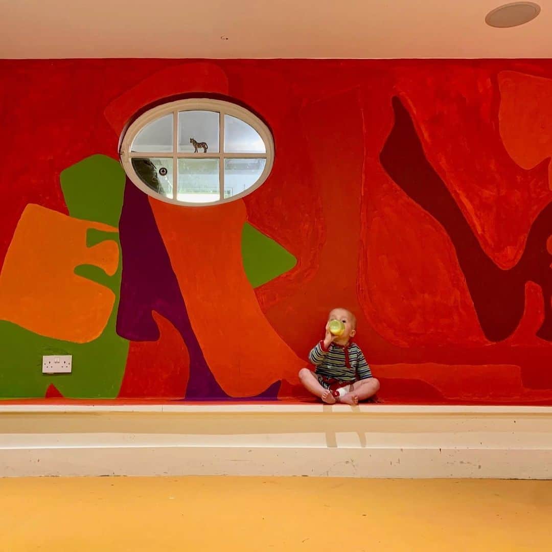 ルパートサンダーソンのインスタグラム：「‘As a family with four sons, one of the lockdown projects we have undertaken is a mural on the playroom wall. We chose a 1975 painting by British artist #PatrickHeron, called ‘March April’. It has given me the chance to teach as well as share the results of a good creative challenge.’ | #RupertSanderson #BTS #Rupic」