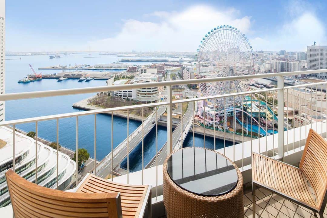 横浜ベイホテル東急［公式］さんのインスタグラム写真 - (横浜ベイホテル東急［公式］Instagram)「/ 横浜ベイホテル東急では、この度の緊急事態宣言解除に伴い、2020年6月1日より一部営業を再開いたします。臨時休業に際し、お客様にはご不便とご迷惑をおかけしましたこと、改めてお詫び申し上げます。 . また休業中は、皆様から温かいお言葉を賜りありがとうございました。また皆様をおもてなしできることに、スタッフ一同、感謝の気持ちでいっぱいです。 . レストラン等一部休止が続きますが、お客様およびスタッフの安全と健康を第一に感染症予防に取り組んでまいります。 . 皆様にお会い出来ることを楽しみに、あと少ししっかりとお迎えの準備をしてまいります！ . #医療従事者に感謝 #感謝  #みんなで乗り越えよう  #がんばろう横浜  #がんばろう日本  #海 #空 #バルコニー #ホテル  #横浜ベイホテル東急  #みなとみらい #横浜  #みなとみらい線フォト散歩  #にしまろ探検隊  #makeitblue #sky  #hotel #travelgram  #yokohamabayhoteltokyu  #yokohama #japan  #myyokohama」5月30日 17時15分 - yokohamabayhoteltokyu