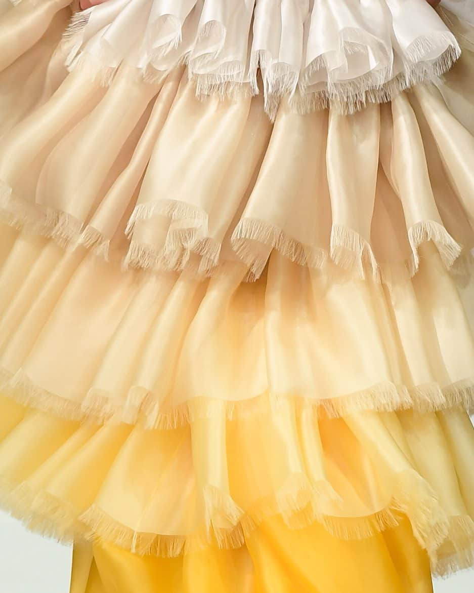 アレクシマビーユのインスタグラム：「Dress detail @alexismabille #yellowshades #ruffles #handfringed #organza #delicate #fragile #craftmanship #hautecouture #alexismabillehautecouture #comingsoon #alexismabille」