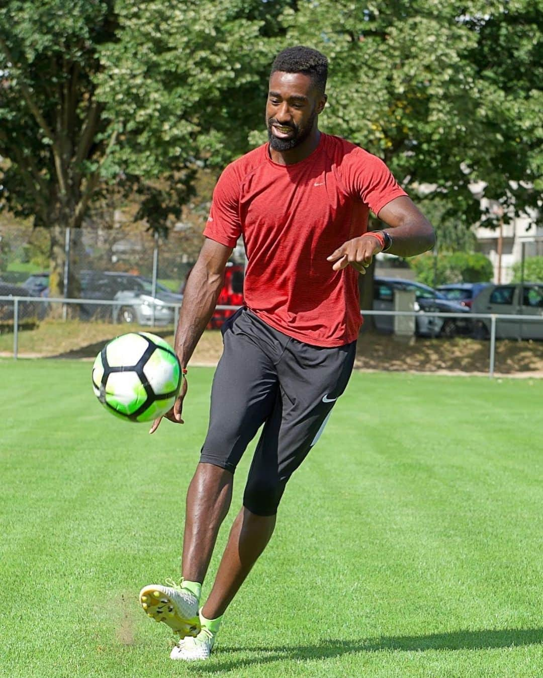 ヨハン・ジュルーさんのインスタグラム写真 - (ヨハン・ジュルーInstagram)「Today is a good day! Football is back, and I’am looking for this new and exciting challenge with @xamaxfcs 💪🏾🔴⚫️」5月30日 17時42分 - johan_djourou