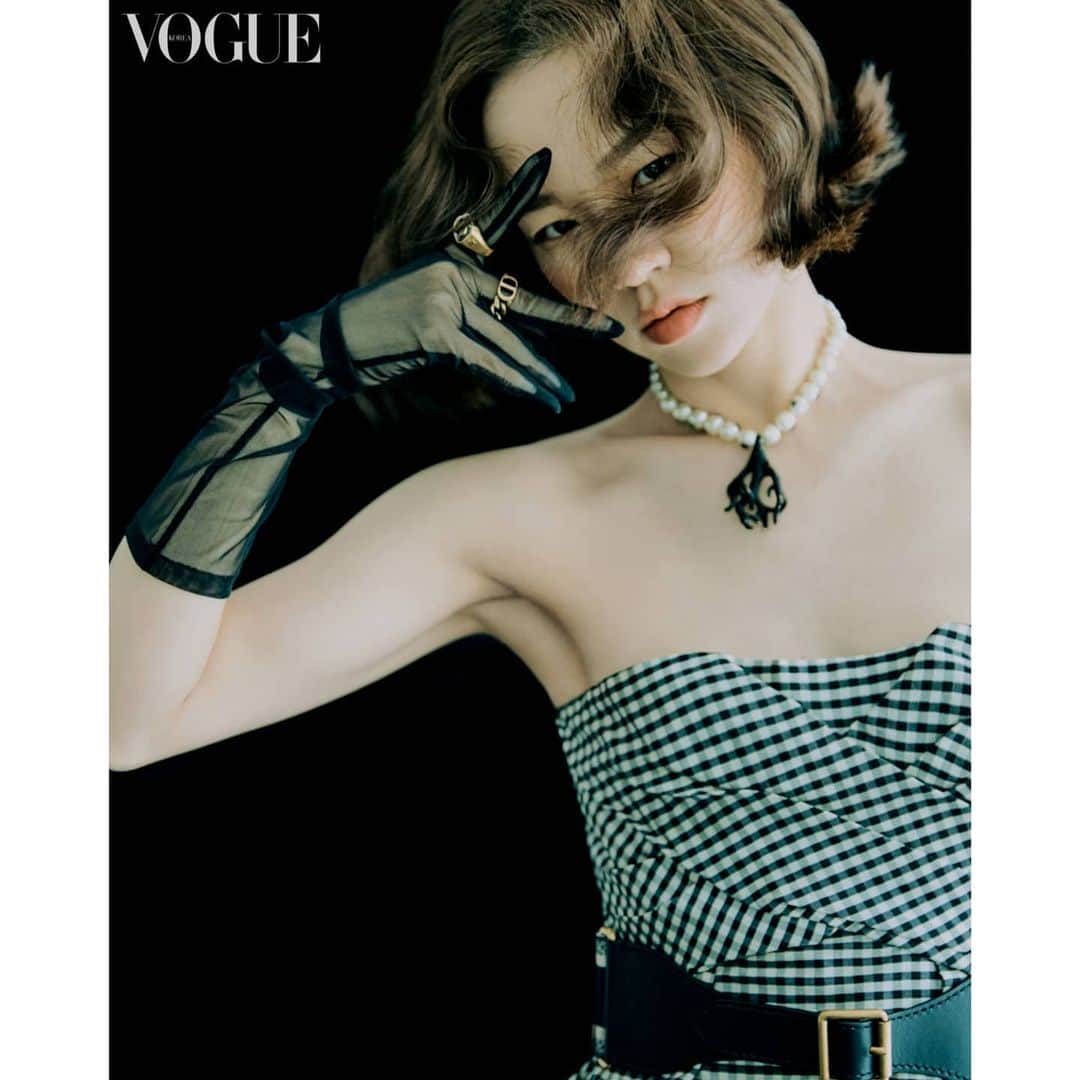 ハン・イェリのインスタグラム：「#Vogue #Voguekorea #보그6월호 #곧만나요 #❤」