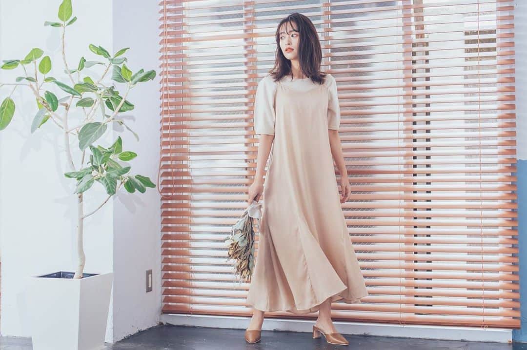 近藤千尋のインスタグラム：「こんにちは☺️ この度、またまたまた  神戸レタスさんとコラボ させていただきました🥺💕 ありがとうございます😭✨ 明日発売です❤️ @kobe_lettuce  去年好評だったニット、Tシャツの2型の新色と 新型のバックリボンキャミワンピースです❗️ フレアになっていて、めちゃくちゃ可愛いです😭❤️ トップスの下に着ても可愛いし 着まわせるアイテムです🌼 プチプラで質の良いアイテム、最強すぎます😭 @kobe_lettuce」