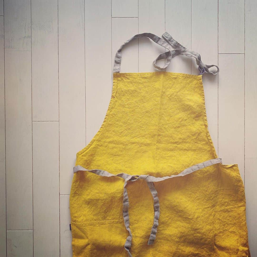 大手小町さんのインスタグラム写真 - (大手小町Instagram)「家で料理する頻度が高くなったので、エプロンを新調しました。リネンのエプロンをネット通販で。気分が上がります^_^腕まで上がる気が。  #otekomachi #大手小町 #エプロン #テレワーク飯 #おうち時間を楽しもう  #パッチョくんのエプロンから卒業」5月30日 17時54分 - otekomachi