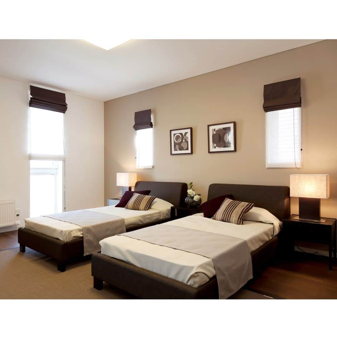 タマホーム株式会社さんのインスタグラム写真 - (タマホーム株式会社Instagram)「落ち着きある大人な雰囲気の寝室。 柔らかなベージュのアクセントクロスとダークブラウンのインテリアがマッチ。 省スペースで確保した書斎や容量たっぷりのウォークインクローゼットと使い勝手の良さも魅力です。 - - - - #寝室 #寝室インテリア #アクセントクロス #壁紙 #interiordesign #housedesign #施工事例 #モデルハウス #タマホーム #モデルハウス見学 #おしゃれな家 #マイホーム計画 #家づくりを楽しむ #自由設計の家 #家づくりアイデア #ベッドルーム #住宅設計」5月30日 18時00分 - tamahome_official