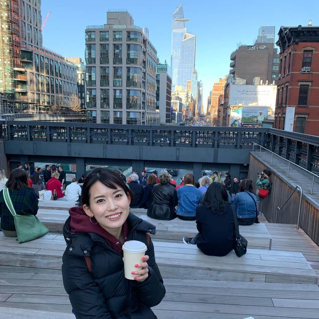 早川茉希さんのインスタグラム写真 - (早川茉希Instagram)「思い出pic🗽  打ちっぱなし前にコーヒー買って #ハイライン のお散歩👣が好きでした😍  ハイラインは ２回くらいしか行けなかったけれど 最高に気持ち良かったな🌿  背景に見える高さ345mの展望台 #エッジ (Edge)は 今年３月にオープンした新スポット。  今もまだ閉まっているし 結局行けずじまいだったのが残念🥺  世界で５番目、西半球で一番高い屋外展望台で、 100階から飛び出すような三角の形😳  腰抜けそうだけど😂、 またニューヨークを訪れた時には 行ってみようかな🗽🎵 ・ #throwback #mymemories #highlinenyc #edgenyc #edge #nyc #hudsonyards #takingawalk #coffeetime #bluebottlecoffee #ニューヨーク #ニューヨーク生活 #思い出pic #海外好きな人と繋がりたい #ハドソンヤード #ハイライン #お散歩 #コーヒー好き #時差投稿 #この時期にダウン見ると暑そう」5月30日 18時04分 - maki_hayakawa