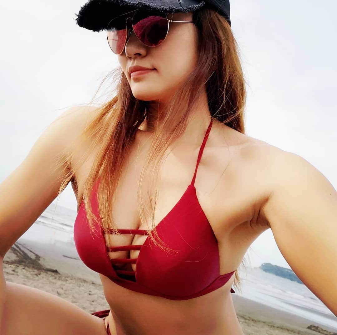 REIKAさんのインスタグラム写真 - (REIKAInstagram)「. 今日も海でした～🏖️ トレーニングはオフ。 でもビーチでずっと腕立てしてたw . 📺REIKA channel🎥 https://www.youtube.com/channel/UCzXfRkJOflEmV-uiBYLlsn . #beachgirl #beach #湘南 #湘南ライフ #reikachannel #bikinicompetitor #fitnessmodel #shooting #撮影 #フィットネスモデル #筋トレ女子 #筋トレ #トレーニング #筋肉女子 #フィットネス女子 #腹筋女子 #高身長女子 #bikini #ビキニ #筋肉  #training #wildfit #みどりむしきゅうしゅう #DEPITAN #TANPAKUN #shinefitnessgirls #qol #futurebodygym #LAVIA #laviasports」5月30日 18時08分 - reika_japan