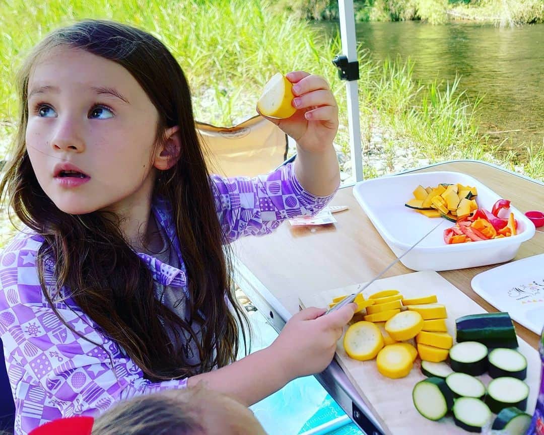 ピーチフラワーのインスタグラム：「· いつもはMomoの役目の野菜切り。 魚釣りで忙しいMomoに代わってHanaが切ってくれました😺 · ほとんど切り終えた頃に魚釣りから戻って来たMomoに「これくらい残ってるけど切る?」と聞くHana。 · Momoは「それくらいなら、もうHana切って」と言うかと思いきや 「うん!切る!切る!」と残りのズッキーニを切ってくれました😸 · Yukiはずーっと横に座って「Yukiも切りたーい」と繰り返し言い続けていました😹 · · · #バーベキュー  #包丁を使うお手伝いがしたい #ズッキーニ盛り沢山 #三姉妹」
