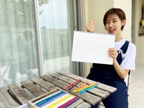 のインスタグラム：「. . 皆さん、こんにちは☀️ お久しぶりです！お元気ですか?? 緊急事態宣言も解除され徐々に普通の生活に戻り始めていますが、まだまだ気をつけないといけないこともたくさんあります。 ということで!!!📣 新型コロナウイルスの危機を皆で乗り越えましょう✨ . ｢ユース難民アートコンテスト｣ ￼. 1枚の絵は千の言葉に値するという意味合いを込めてUNHCRはこのコンテストを立ち上げたそうです！ 世界でたった1枚の絵を通して、希望のメッセージを伝えませんか？ 新型コロナウイルスは、決して他人事ではありません。 今こそ、皆で力を合わせませんか?? . . #EveryoneCounts#WithRefugees#Share#please#UNHCR#難民アートコンテスト#拡散希望」