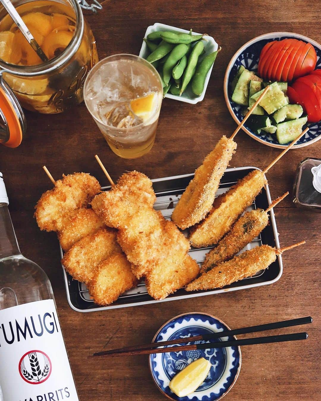 樋口正樹さんのインスタグラム写真 - (樋口正樹Instagram)「kushikatsu & lemon sour . 夜は串かつ＆レモンサワー。 豚ヒレ肉とタマネギの串と、 ナス、オクラの野菜の串で。 あと枝豆、たたききゅうり、 冷やしトマトでさっぱりと。 . ツムギでレモンを漬けてる 自家製のクラフトサワーは、 新たに漬けた今期の２代目。 少し甘さ控え仕込みました。 揚げものにベストにマッチ。 レシピはツムギの公式より。 キャンペーンも開催中です。 👉@wapirits.tumugi . 漬け込み用の保存容器には ルパルフェを使用してます。 👉@leparfait_jp . ﻿LOHACOさんでもツムギと ルパルフェが購入できます。 本格的な夏に向けご準備を！ ﻿父の日プレゼントにもぜひ。 👉@lohaco.jp ﻿ . . #串カツ #家飲み #レモンサワー #クラフトレモンサワー﻿ #自家製レモンサワー #ルパルフェ #おうち時間 #三和酒類 #ミクソロジー #スピリッツ #和ピリッツ #大分県 #宇佐 #wapiritsTUMUGI #wapirits #Kojisour #Cozysour #mixologyart #madeinjapan #mixology #cocktail #mixologyst #madeincocktails #leparfait_jp #leparfait #kushikatsu #Lemonsour」5月30日 18時18分 - higuccini