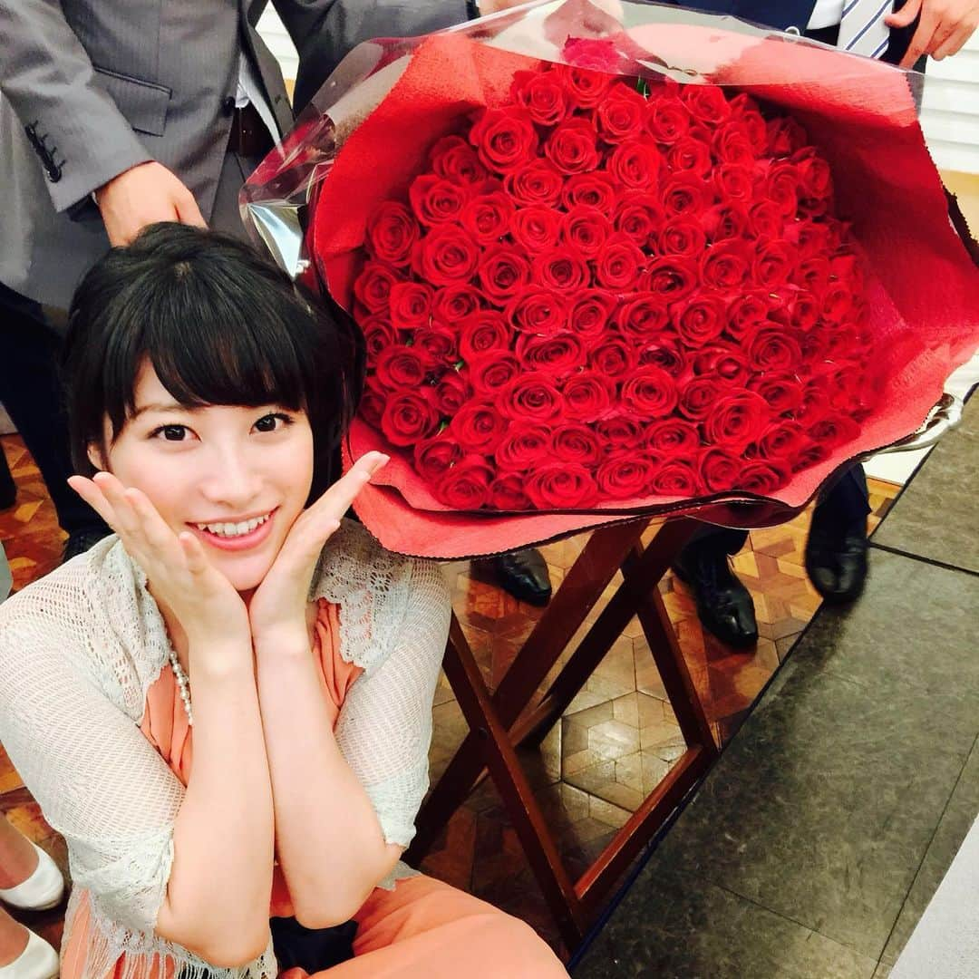 春原未来さんのインスタグラム写真 - (春原未来Instagram)「#5年前の今日  #小学生時代 からの友だちの #結婚式 #披露宴 に参列していました‪‪☺︎‬ この #バラ #薔薇 すごいよね！！ #プレゼント されるなら, #花束 よりも一輪で嬉しいタイプだけど,#韓国ドラマ みたいですごいなあと思って,写真撮っておきました。笑 . May 30,  #5yearsagotoday  I attend weddings of friends from elementary school and receptions of friends☺︎ This #rose is amazing!! I took a picture because they seemed like a #koreandrama .  I'm unmarried. . #春原未来 #結婚式お呼ばれ #同級生ママ #花束のプレゼント #幸せバトン #redrosesbouquet  #ハンナのお花屋さん 思い出す😭」5月30日 18時24分 - sunohara_miki