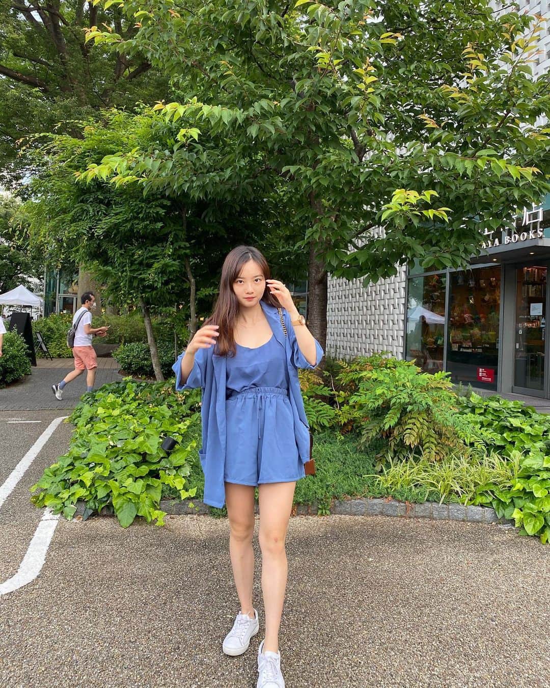 青山舞莉のインスタグラム：「set up from @pivot_door  thank you & i LOVE the color.  pivot doorさんのセットアップ色が本当に好き♡ 真顔でごめんね #ミーの毎日 #ミーコーデ 最近足痛くて湿布つけっぱで家出ちゃう。笑」