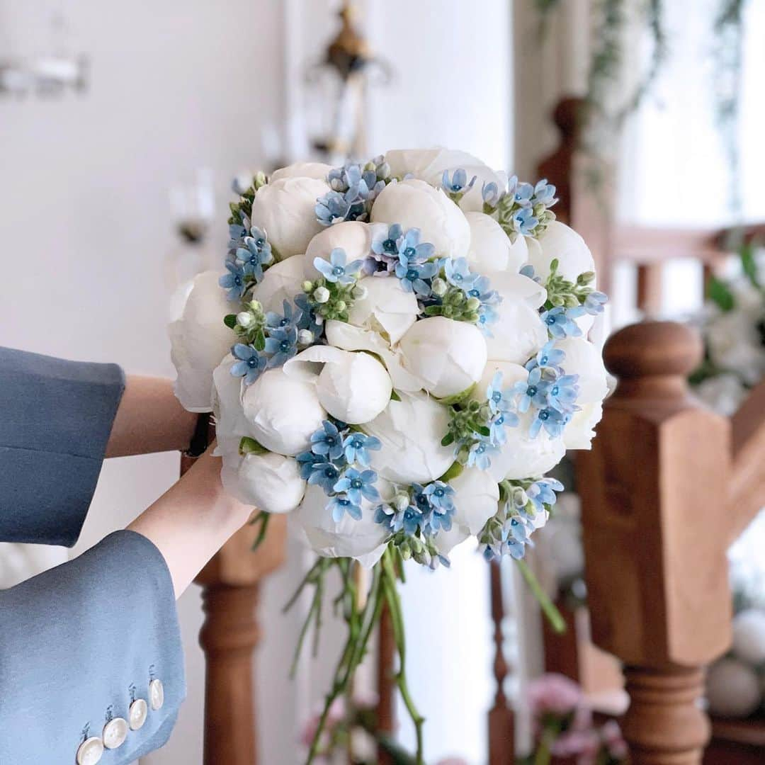 Florist.janeさんのインスタグラム写真 - (Florist.janeInstagram)「우리 수강생님의 사진 💙 세상에 이렇게 예쁘게 찍어주시다뇨...💙 @_shiny1023 💙 . . . . . . . . . . ☝🏻 블스 주문건 경우 배송료는 모두 별도 입니다. . ✌🏻배송 시간은 원하시는 시간대에 지정하실 수 없으며 오전/오후/저녁 중 선택해주시면 일괄 배송합니다. . 👌🏻상품 문의시 원하시는 작품 캡쳐후 문의주시면 빠르게 답변도와드리겠습니다💕 . . . . . . . #블루밍스완 #꽃스타그램 #꽃배달 #학동역꽃집 #논현동꽃집 #강남꽃배달 #여자친구선물 #선물추천 #꽃다발 #꽃다발선물 #flowers #bouquet #wedding #florist #daily #peonies #작약꽃다발 #여름 #선물스타그램 #연예인서포트 #연예인꽃다발 #꽃다발주문 #플라워레슨 #꽃학원 #플로리스트 #결혼기념일 #결혼10주년」5月30日 18時29分 - jane.florist