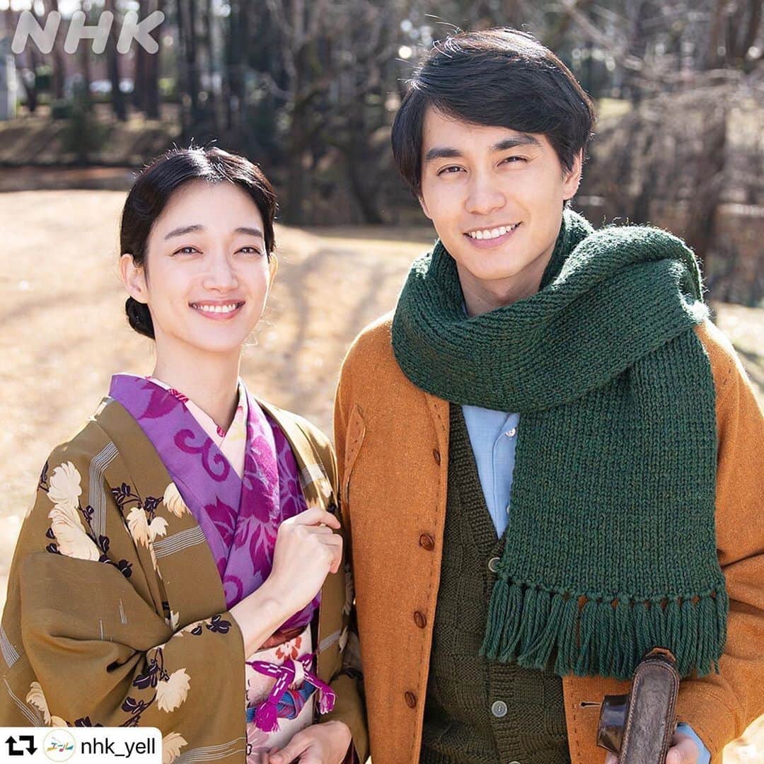 入山法子さんのインスタグラム写真 - (入山法子Instagram)「.  #repost @nhk_yell ・・・ 鉄男と希穂子の思い出の２ショットです📷 希穂子の持っていたマフラーを巻いて、すてきな笑顔をいただきました🧣✨ ⠀⠀ #朝ドラエール」5月30日 18時30分 - iriyamanoriko_official