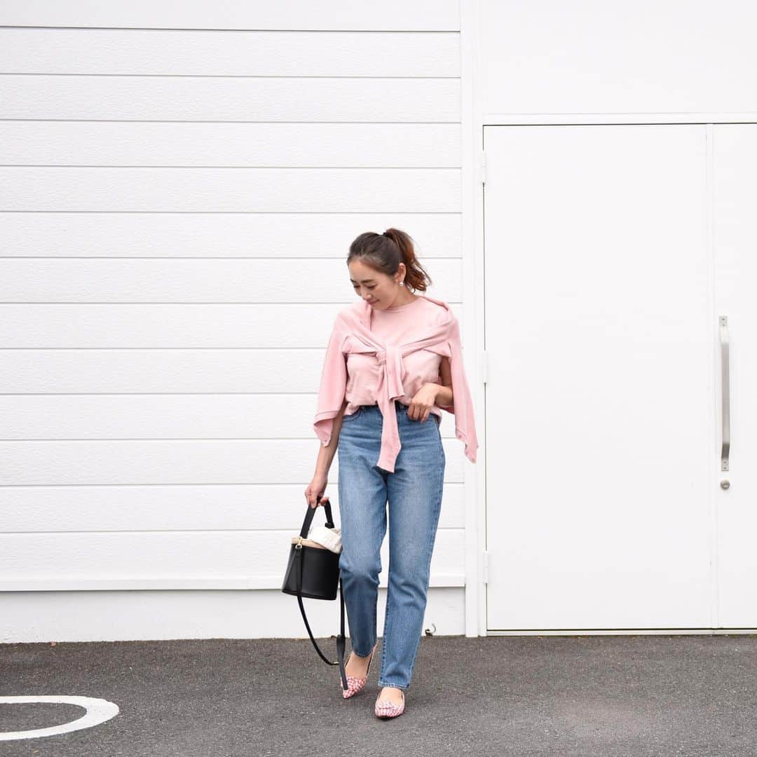 Keikooooooのインスタグラム：「先日のコーデ♡ new denimが履きたくて👖💗 お気に入りでまとめてみました♡ とってもカタチが可愛くてお気に入りです😍 knit @ozoc_c4 × @sealbank  denim @ozoc_c4 × @yurima_ma  bag @dolce._official  shoes @ohgaofficial . 保育園始まってなかなかペースが掴めず、おチビも体調崩したりと、なかなかインスタ更新出来なかったら、あっという間に1週間経ってた🤭 まとめてたくさん更新するかもです🥺♥️」