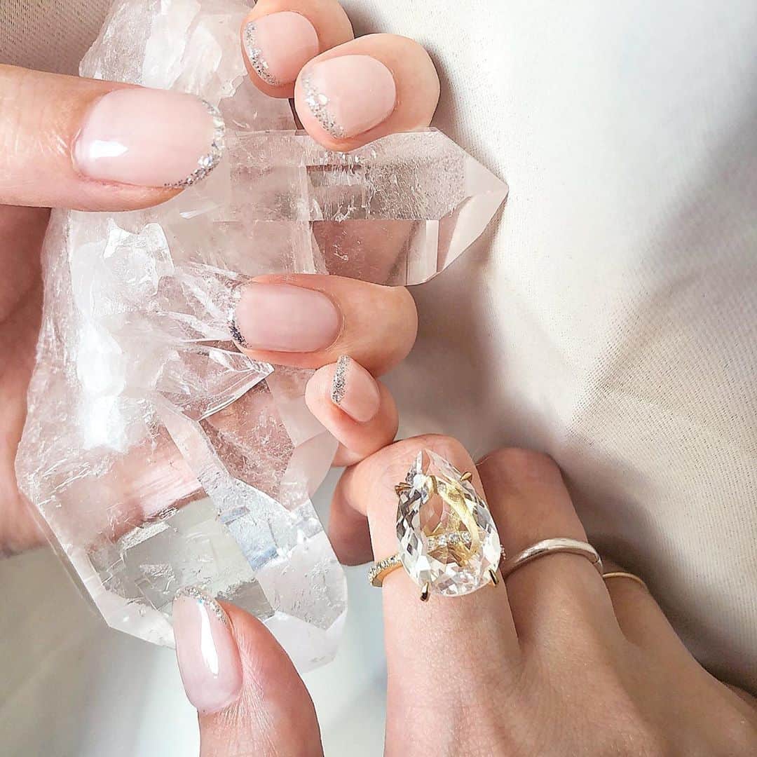 美月リカのインスタグラム：「🆕 nail💎 シンプルだけど晴れた日に 太陽に手をかざすと爪先が チラチラしてかわいい💕  るみおいつもありがとう💕」