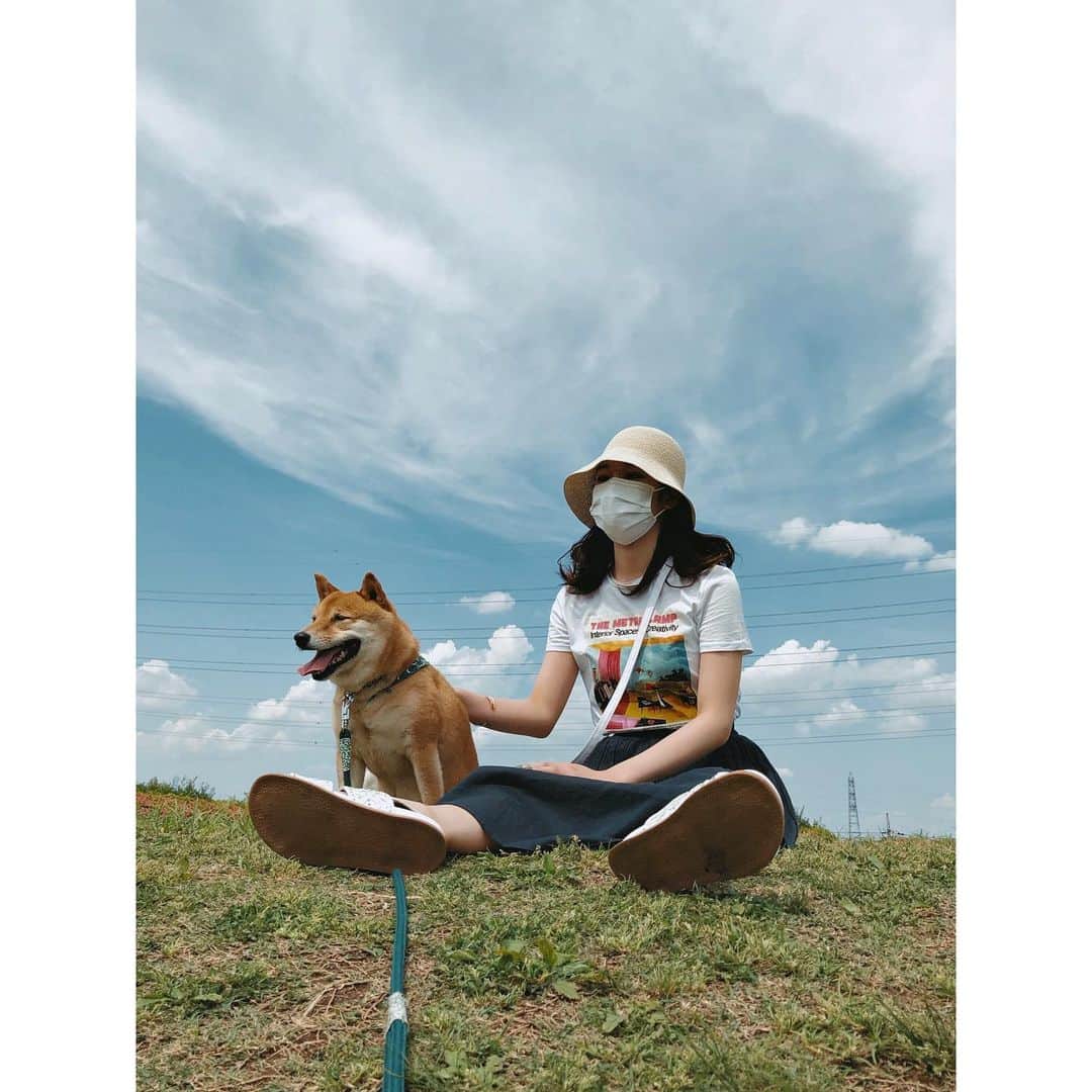 森田想さんのインスタグラム写真 - (森田想Instagram)「💭🐕 外出を我慢してくれていた愛犬、ほんの短時間だけど芝生を走れて嬉しかったみたいです。久し振りの広い青空はいつもより綺麗でした。雲が渦巻いている。」5月30日 18時43分 - kokoro_morita